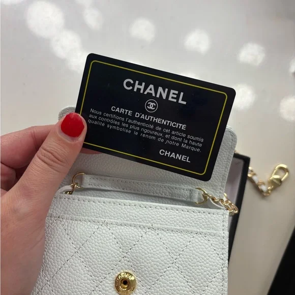 Chanel White Textured Crossbody Bag with Gold Chain - Picture 5 of 10
